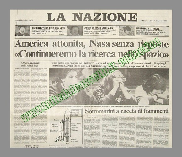 LA NAZIONE del 30 gennaio 1986 - America attonita e Nasa senza risposte di fronte alla tragedia del Challenger. Nella fotografia tre studentesse pregano per l'insegnante Christa Mc Auliffe...