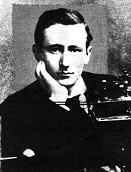 Guglielmo Marconi posa per il fotografo con il suo primo apparecchio telegrafico senza fili (sperimentato pubblicamente nel 1897)