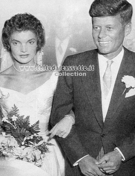 NEWPORT (12 settembre 1953) - John Fitzgerald Kennedy e la moglie Jacqueline (Lee Bouvier) durante il loro matrimonio