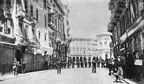 MILANO 1898 - Soldati schierati in Via Torino per arginare i disordini dovuti alla popolazione affamata (foto di Luca Comerio)