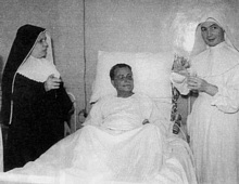 L'on. Palmiro Togliatti ricoverato in ospedale dopo l'attentato del luglio 1948 ad opera di Antonio Pallante