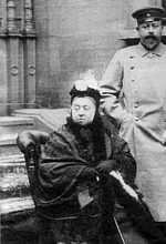 La Regina Vittoria posa col figlio Edoardo VII in un ritratto ufficiale