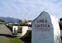 CINQUALE di MONTIGNOSO - Un cippo marmoreo segnala che durante la Seconda Guerra Mondiale in quel punto passava la "Linea Gotica" (settembre 1944 - aprile 1945)