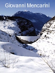 L'invaso e la diga del Vajont come sono oggi, in una foto invernale. Sotto la neve, massi e terra si sono sostituiti all'acqua, che all'epoca arretrò di più di 6 chilometri