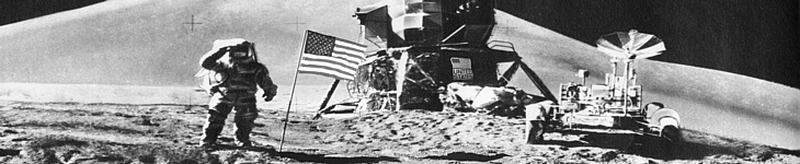 Missione APOLLO 15 - James Irwin saluta la bandiera americana piantata sul suolo lunare. Gli altri astronauti erano David Scott e Alfred Warden (adattamento da foto NASA)