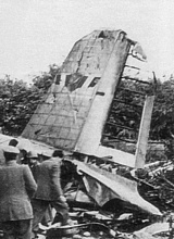 I soccorritori e la coda del trimotore G212, ben visibile fra i rottami sparsi sulla collina di Superga