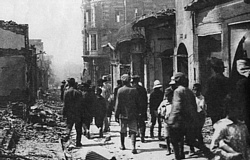 Alcuni superstiti del terremoto del 1908 si aggirano, come fantasmi, tra le macerie della strade di Messina