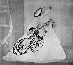 PARIGI 1856 - La Contessa di Castiglione fa da modella per una delle prime fotografie di moda femminile