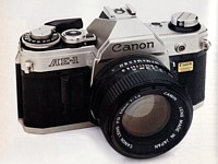 Esemplare di Canon AE-1, prima reflex 35 mm elettronica con moduli e circuiti integrati