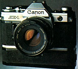 La CANON AE-1 fu la prima reflex al mondo ad impiegare i circuiti integrati. Nella foto un esemplare con winder dedicato
