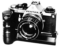 La PENTAX ME fu la prima reflex al mondo completamente automatica. Nella foto un esemplare con motore dedicato
