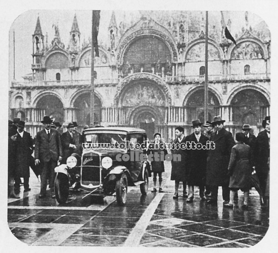 Una FIAT 508 Ballilla esposta in Piazza San Marco a Venezia attira l'attenzione di molti passanti...