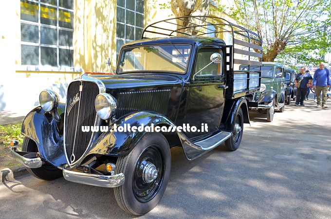 Una FIAT 508 Balilla autocarro telonato con carrozzeria nera