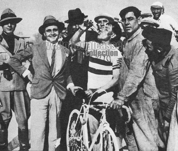 GIRO D'ITALIA 1928 - Costante Girardengo si disseta al termine della tappa di Modena mentre Biagio Cavanna gli regge la bicicletta