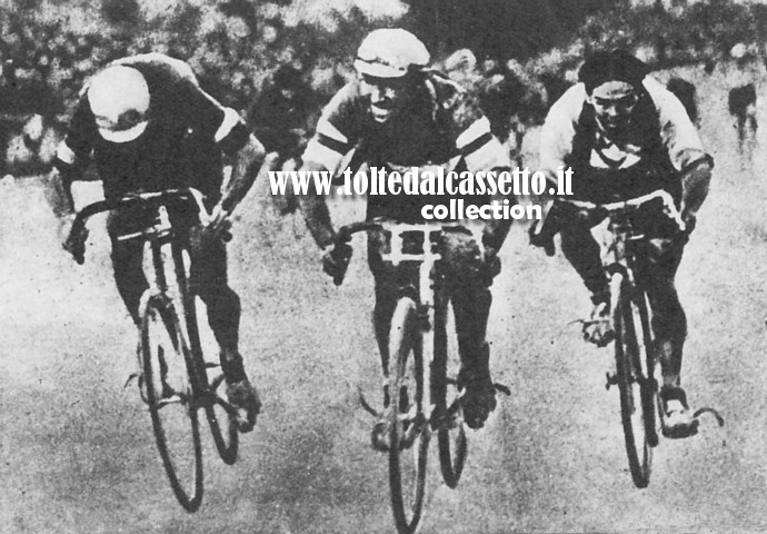 COSTANTE GIRARDENGO brucia in volata Henri Pelissier (a sinistra) e il belga Sellier (a destra) aggiudicandosi il "Gran Premio Wolber" del 1924