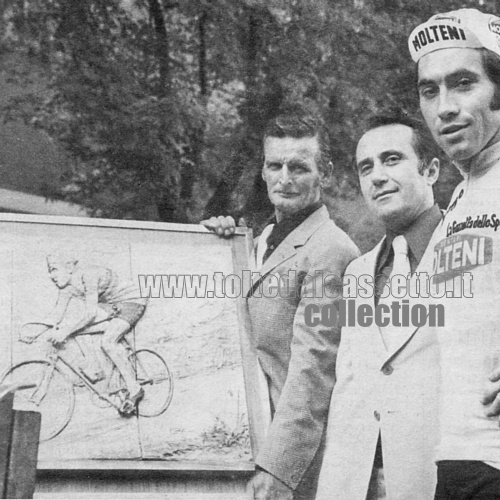 EDDY MERCKX dopo la vittoria al Giro d'Italia 1974. Il fuoriclasse belga riceve dall'industriale Fabio Calgarini un grande pannello in ceramica che lo ritrae in piena azione