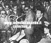 GIRO D'ITALIA 1955 - Fausto Coppi al tavolo della punzonatura sorregge la sua bicicletta, acclamatissimo come sempre...