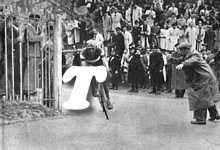 GIRO DI LOMBARDIA 1947 - Fausto Coppi irrompe sulla pista dell'Arena acclamato dalla folla. Per lui ancora pochi metri prima del trionfo