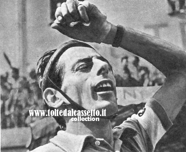 GIRO D'ITALIA 1952 - Fausto Coppi ha una smorfia di fatica dopo avere tagliato il traguardo della cronometro Erba-Como