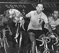 GIRO D'ITALIA 1953 - Passerella al Vigorelli di Milano per il vincitore Coppi. Il campionissimo ha appuntata sulla maglia rosa la croce di Cavaliere Ufficiale della Repubblica