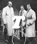 Alla punzonatura del Giro di Lombardia 1947 Consolini e Tosi fanno visita a Fausto Coppi - (immagine della Publifoto)