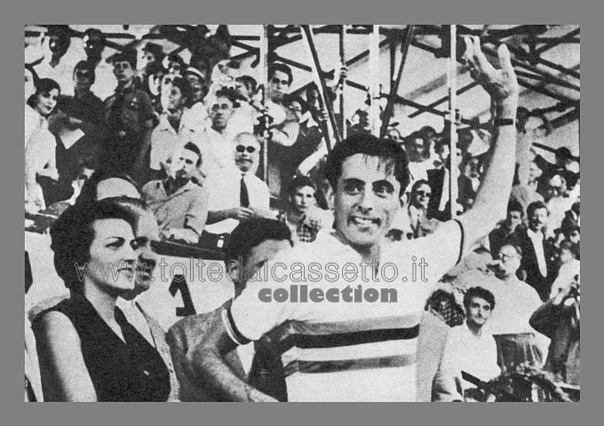 LUGANO 1953 - Fausto Coppi saluta i tifosi appena dopo aver indossato la maglia iridata della prova su strada