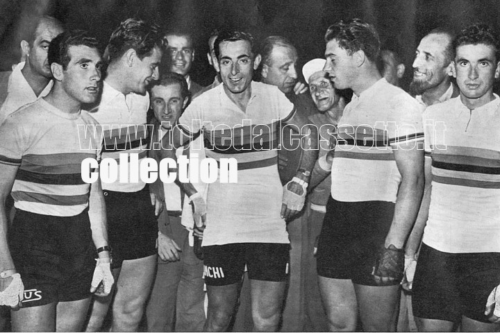 MONDIALE DI LUGANO 1953 - Fausto Coppi attorniato da altri iridati (Messina, Patterson, Morettini e Filippi)