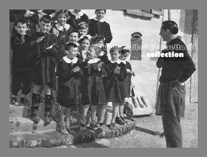 CASTELLANIA 1953 - Dopo la vittoria nel mondiale Fausto Coppi viene festeggiato da alcuni alunni della locale scuola