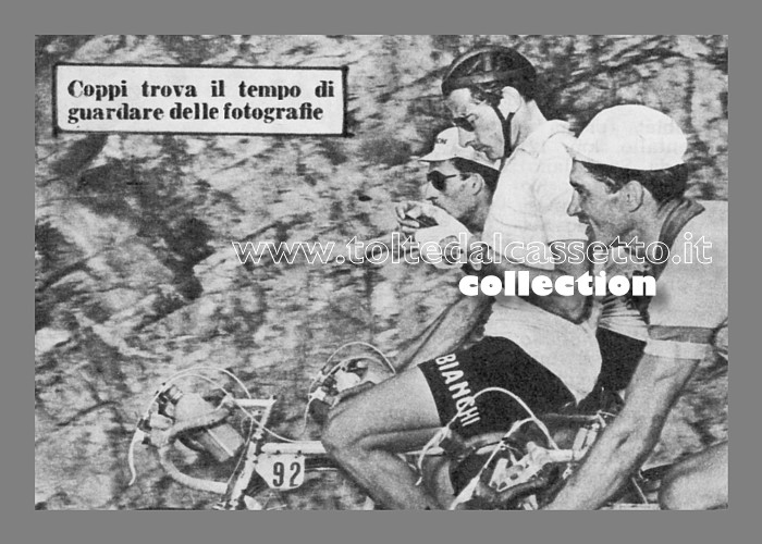 FAUSTO COPPI durante una corsa trova il tempo di guardare delle fotografie sotto lo sguardo divertito di Corrieri