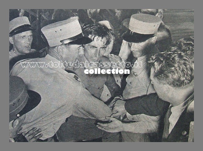 MONDIALE DI LUGANO 1953 - Nel dopocorsa i gendarmi svizzeri proteggono Fausto Coppi dall'assalto dei suoi tifosi