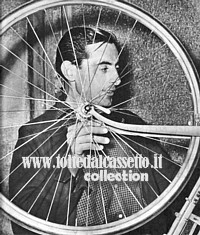 Originale ritratto di Fausto Coppi che è stato fotografato attraverso i raggi di una ruota