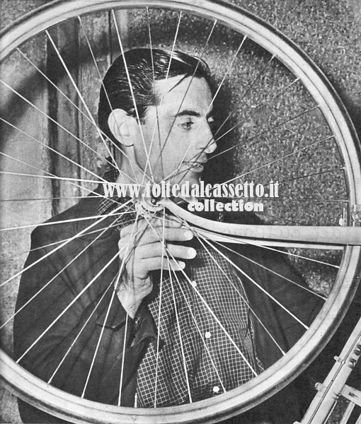 FAUSTO COPPI ritratto attraverso i raggi di una ruota della sua bicicletta