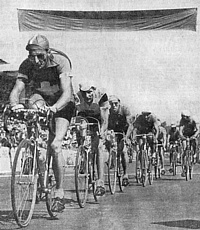 Campionato del Mondo di ciclismo su strada 1951: Ferdy Kubler guida il gruppetto dei fuggitivi che giungerà al traguardo. Si riconoscono in 3a e 4a posizione gli italiani Bevilacqua e Minardi