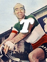 Una fotografia del 1951 con un sorridente Fiorenzo Magni che indossa la maglia tricolore. Magni fu Campione d'Italia su strada anche nel 1953 e 1954