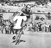 Fiorenzo Magni in azione durante la tappa Grosseto - Follonica al Giro d'Italia 1953. Magni vinse il Giro d'Italia tre volte: nel 1948, nel 1951 e nel 1955