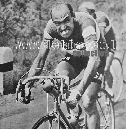 FIORENZO MAGNI in una curiosa immagine al Giro d'Italia 1952. Arrabbiato o impegnato allo spasimo?