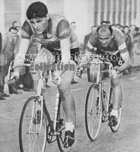 FRANCO AUREGGI (in testa) e FIORENZO MAGNI in coppia al Trofeo Baracchi 1953. Si piazzeranno al 4° posto