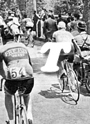 Una curiosa immagine dal Giro d'Italia: Gino Bartali "pizzicato" mentre si fa trainare da un poliziotto motociclista