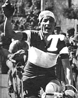 GIRO D'ITALIA 1953 - Gino Bartali, il "vecchio leone" che indossa la maglia di campione italiano, polemizza durante una tappa alzando il dito indice