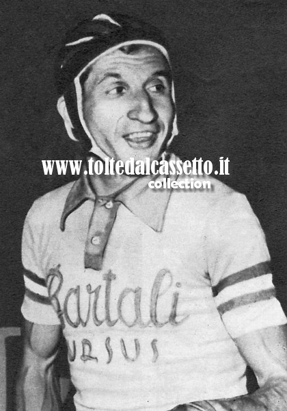 Un simpatico ritratto di GINO BARTALI che indossa il casco da pista