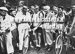 TOUR DE FRANCE 1938 - Il patron della corsa Henry Desgrange si complimenta col vincitore Gino Bartali. A destra si riconoscono anche gli italiani Bergamaschi e Bini