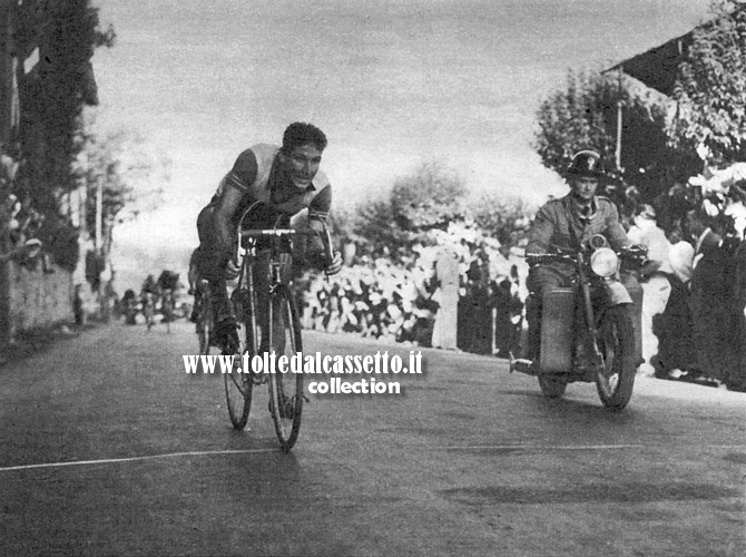 GUIDO DE SANTI detto "Whisky" - il ribelle del ciclismo italiano -  vince in volata la Tre Valli Varesine del 1951. In precedenza si era imposto anche nel Giro di Germania