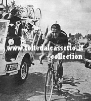 TOUR DE FRANCE 1951 - Il vincitore Hugo Koblet durante i 130 Km di fuga solitaria nella tappa Brive - Agen. Lo incita col megafono il C.T. della squadra svizzera Burtin
