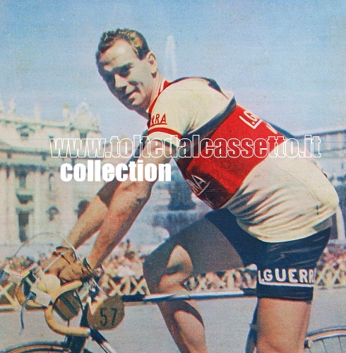 GIRO D'ITALIA 1952 - Lo svizzero Hugo Koblet fotografato in Piazza San Pietro a Roma