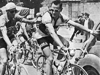 GIRO D'ITALIA 1950 - Una curiosa immagine di HUGO KOBLET e FERDY KUBLER che, in un momento di relax, si fanno trainare da un'auto dell'organizzazione