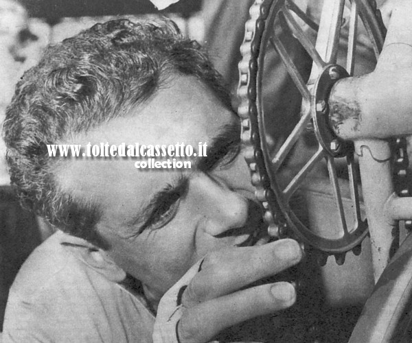 ITALO ASTOLFI ai mondiali su pista 1951 mentre controlla la scorrevolezza della catena della sua bicicletta. Fu sette volte campione italiano della velocit