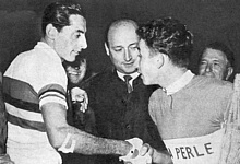 Fausto Coppi in maglia iridata stringe la mano al giovane Jacques Anquetil