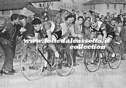 Lo stile impeccabile del giovanissimo Jacques Anquetil, seguito dal connazionale Rolland
