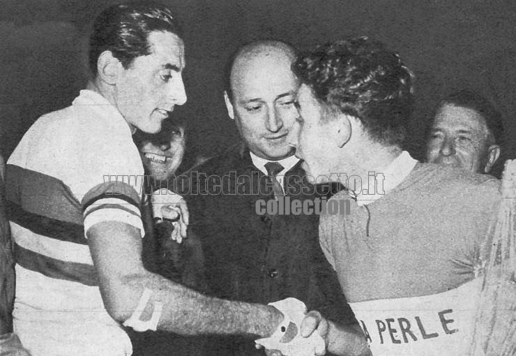 JACQUES ANQUETIL stringe la mano a FAUSTO COPPI che indossa la maglia iridata. Sembra un'ideale passaggio di testimone tra il navigato campione e l'astro nascente del ciclismo