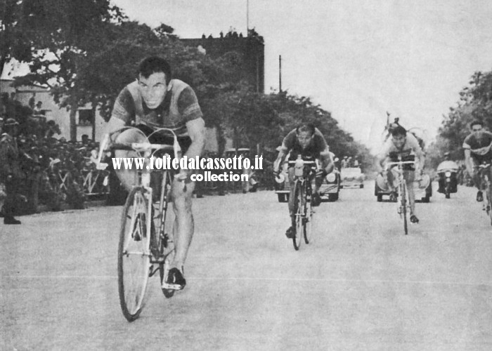 GIRO D'ITALIA 1952 - Nino Defilippis (Legnano-Pirelli) vince la tappa Sanremo-Cuneo davanti a Fritz Schaer (Arbos-Pirelli), primo degli stranieri
